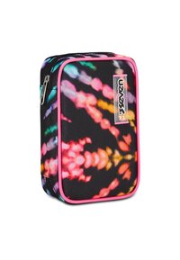 Portapenne multicolore con sfondo nero, che mostra vivaci motivi tie-dye, una zip rosa e un'etichetta logo trasparente.