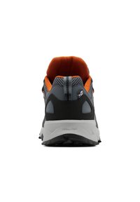 Szare buty do biegania z czarnymi akcentami i pomarańczowym siateczkowym wykończeniem. Oferują teksturowaną podeszwę oraz odblaskowe detale na pięcie.