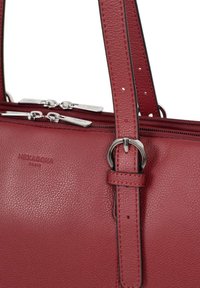 Rode leren handtas met een gestructureerd ontwerp, dubbele ritssluiting compartimenten, zilveren hardware accenten en een textuurafwerking met zichtbare stiksels.