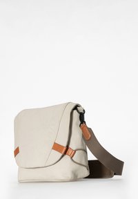 Beige boodschappentas gemaakt van synthetisch materiaal, met bruine leren accenten en een verstelbare stoffen riem. Gladde textuur met een klepsluiting.