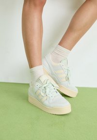 FORUM BOLD - Sporta apavi - crystal jade/wonder white