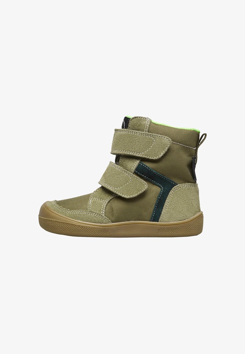 Botín de tela verde con dos correas de Velcro, un acento negro, suela de goma y un cuello acolchado con un interior verde brillante.