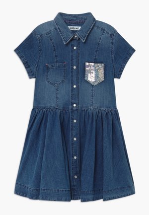 Robe en denim manches courtes avec fermeture boutonnée à l’avant, col, deux poches poitrine, dont une décorée de sequins argentés irisés.