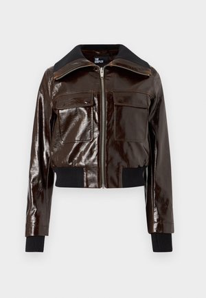 Donkerbruine glanzende leren jas met grote kraag, ritssluiting aan de voorkant, twee klepzakken op de borst en geribbelde manchetten en zoom.