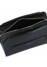 Schwarze Lederhandtasche mit einem Reißverschluss. Verfügt über silberne Hardware und eine glatte Textur. Logo auf dem Vorderpanel eingeprägt.