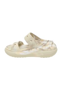 Letvægts sandaler i beige med camouflage mønster, der har to justerbare stropper, ventilationshuller og en tekstureret fodseng for komfort.