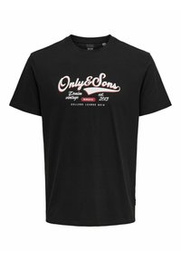 Camiseta de algodón negra con una impresión gráfica en blanco y rojo que incluye el texto "Only & Sons", establecido en 2013, y "College League". Mangas cortas.