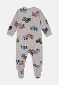 Grå fleece-jumpsuit med et legende lastbilmønster i blå, grøn og orange. Langærmede, fodet design og ribbede manchetter.
