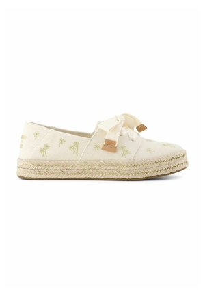 Legere cremefarbene Canvas-Espadrilles mit Palmenstickerei, geflochtener Jutesohle und breiten Stoffbändern, die auf einem weißen Hintergrund zu einer Schleife gebunden sind.