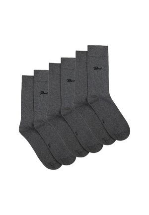 Cinco pares de calcetines de algodón gris con una textura suave. Cada calcetín presenta un talón y un tobillo reforzados, con un sutil logotipo cerca del puño.