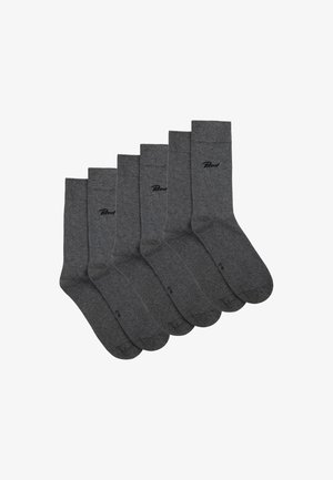 Cinque paia di calzini in cotone grigio con una texture liscia. Ogni calzino presenta un tallone e una caviglia rinforzati, con un marchio sottile vicino al polsino.
