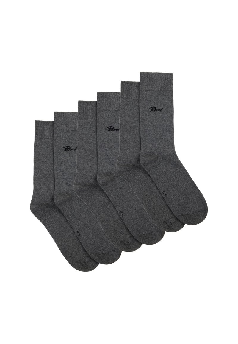 Cinco pares de calcetines de algodón gris con una textura suave. Cada calcetín presenta un talón y un tobillo reforzados, con un sutil logotipo cerca del puño.