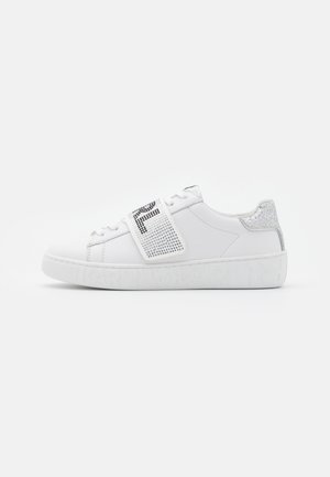Biały niskoprofilowy sneakers z paskiem i detalami na obcasie zdobionymi kryształkami, wypukłe logo marki na podeszwie, czysty, minimalistyczny design.