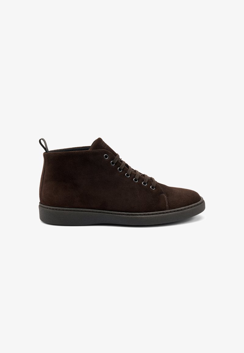 Stivali alla caviglia in suede marrone con punta arrotondata, chiusura con lacci e suola piatta in gomma. Presentano una linguetta sul retro per una facile calzata.