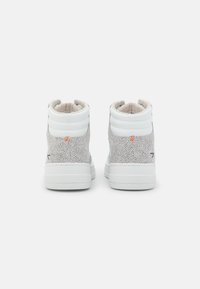 Trampki za kostkę wykonane są z szarego, fakturowanego materiału z białymi akcentami, wyściełanym kołnierzem oraz jasnoniebieskim elementem dekoracyjnym.