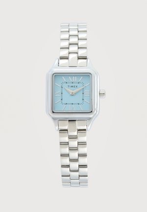 Zilverkleurig armbandhorloge met een vierkante lichtblauwe wijzerplaat, Romeinse cijfers en twee zilveren wijzers die 10:10 aangeven.