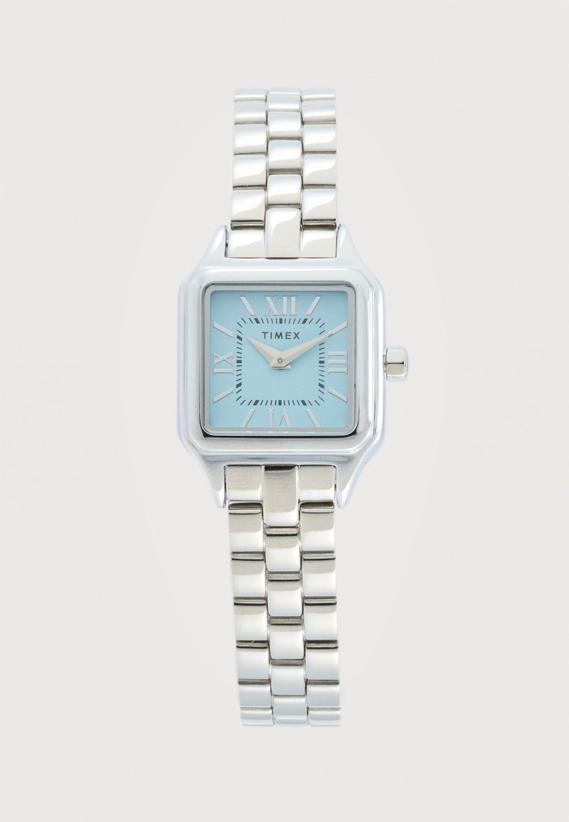 Strieborné náramkové hodinky s prepojenými článkami, štvorcovým svetlomodrým ciferníkom, rímskymi číslicami a dvoma striebornými ručičkami ukazujúcimi čas 10:10.