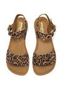 Sandalias de cuero marrón con tiras de estampado de leopardo y hebilla dorada, tamaño 37, dispuestas lado a lado sobre un fondo blanco.