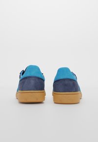 adidas Originals HANDBALL SPEZIAL - Sportcipő - night indigo/bright blue