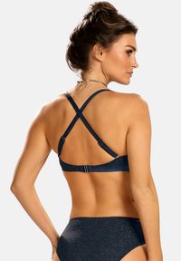 Granatowy bikini z krzyżującymi się ramiączkami; materiał z delikatnym wzorem w kropki. Regulowane zapięcie z tyłu i gładka struktura.