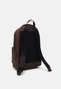 Tommy Hilfiger PREMIUM BACKPACK - Dnevni ruksak - warm cognac