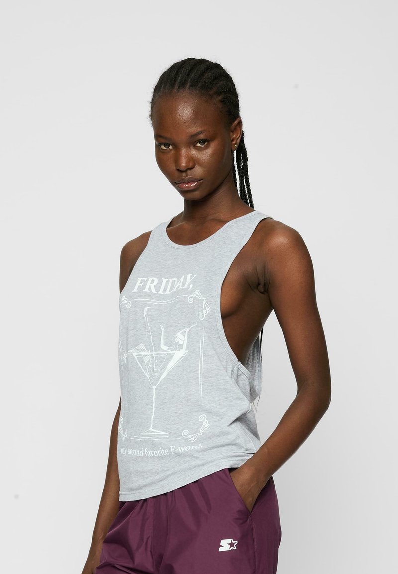 Ljusgrå ärmlös tanktop med en grafisk design som visar ett martiniglas, sidokut och texten "FREDAG" och "mitt andra favorit-F-ord."