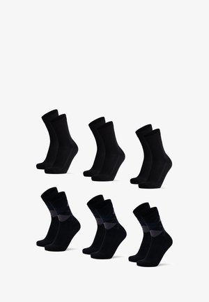 Schwarze Baumwollsocken, zwei Paar einfarbig und zwei Paar mit grauen Rautenmuster. Alle Socken haben ein mittellanges Design und eine glatte Textur.