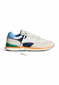Baskets gris clair avec un mélange de cuir lisse et de suède, accents bleus, et détails verts et orange sur la semelle, accompagnées d'un lacet blanc.