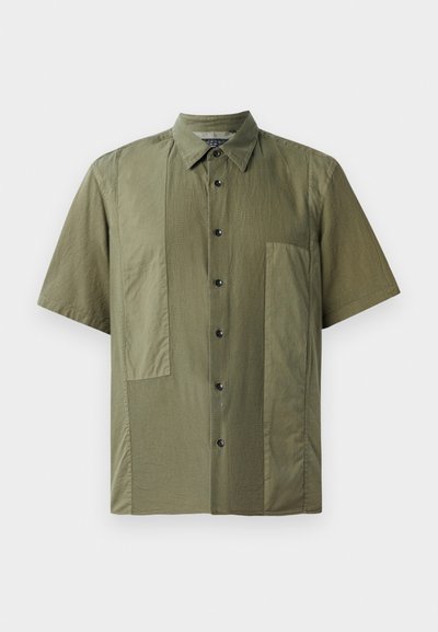 Kurze Ärmel olivgrünes Hemd mit button-down Kragen, strukturierter Stoff und großen aufgesetzten Taschen auf der Vorderseite. Schwarze Knöpfe entlang der Knopfleiste.