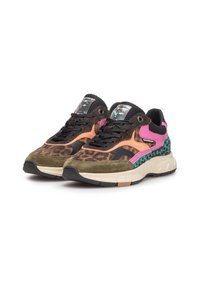 Le sneakers presentano un mix di rete nera e suede nei colori marrone, verde e rosa con un design a stampa leopardata, forma arrotondata e dettagli testurizzati.