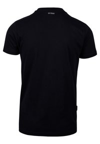 Zwarte katoenen t-shirt met een ronde halslijn. De rug heeft een klein "SPITZBUB" logo nabij de kraag. Korte mouwen, standaard pasvorm.