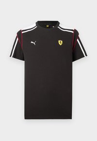 Μαύρο κοντομάνικο μπλουζάκι Puma με λευκές ρίγες στους ώμους και τα μανίκια, κόκκινη περίγραμμα και κίτρινο λογότυπο Ferrari στο στήθος.