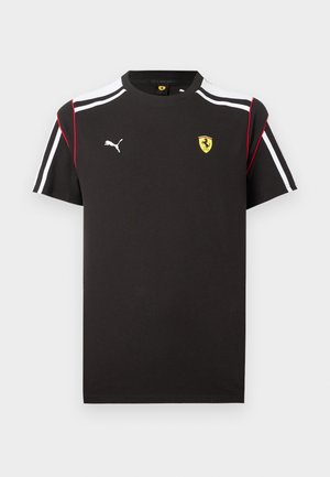 Crna kratka majica s kratkim rukavima marke Puma s bijelim prugama na ramenima i rukavima, crvenim rubom i žutim Ferrari logom na prsima.