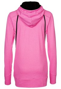 Růžová mikina s kapucí z texturované tkaniny, dlouhými rukávy, kapucí se stahovací šňůrkou a černými detaily podél stran. Hladký povrch, atletický design.