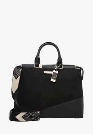 Bolso negro con asas superiores, correa de hombro desmontable con estampado de serpiente y detalles de herrajes en tono plateado.