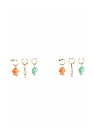 Ein Ohrring-Set mit orangefarbenen Fischen und grünen Muschel-Anhängern, in goldfarbener Hardware, mit Hänger- und Ohrstecker-Designs sowie verspielten maritimen Akzenten.