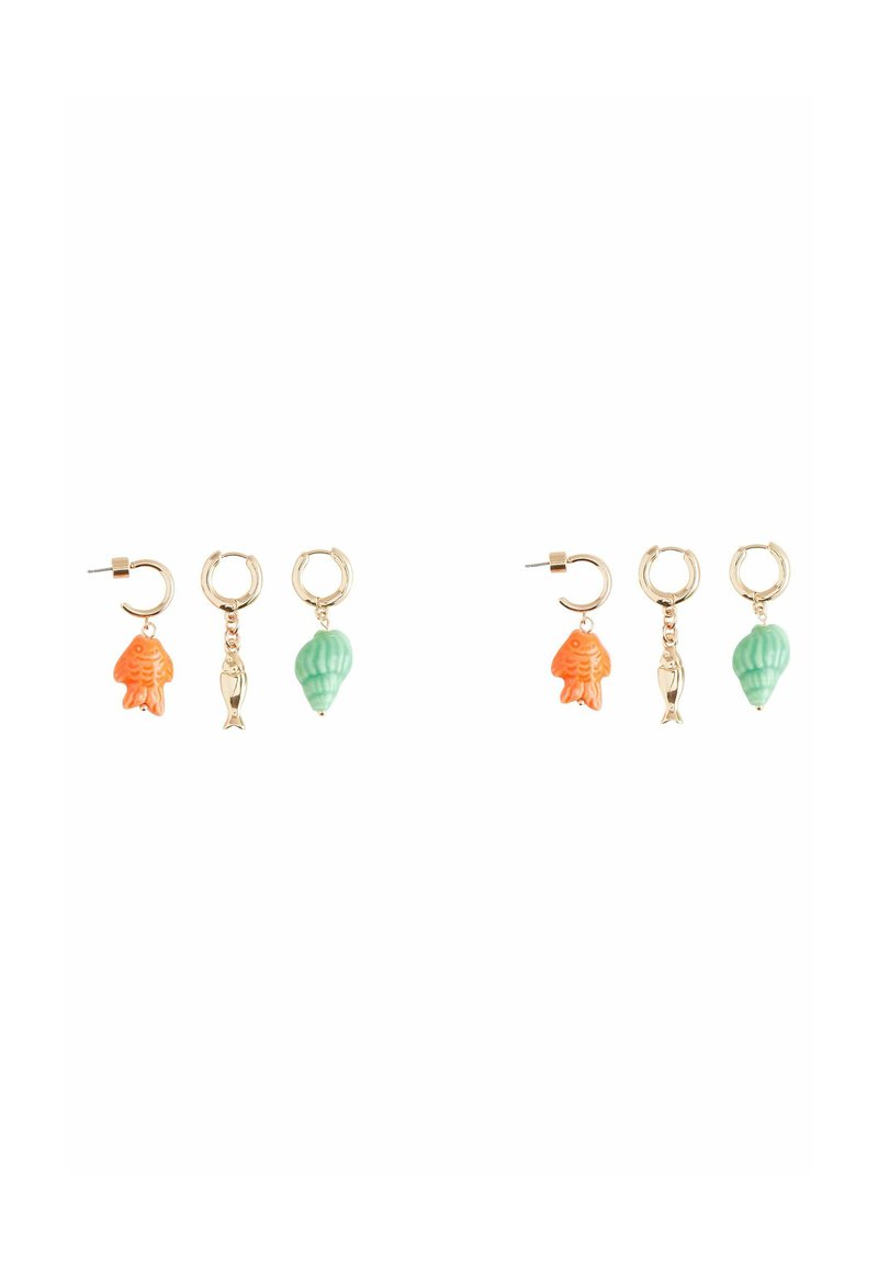 Sæt af øreringe med orange fisk og grønne musling charms, hardware i guld-tone, hoops og stud designs, legende marine-tema accenter.