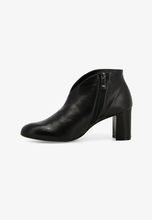 Stivale alla caviglia in pelle nera con cerniera laterale, punta a mandorla e tacco grosso. Texture liscia e design minimalista senza motivi visibili.