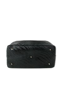 Zwarte gevlochten tas met een gestructureerd oppervlak, met zilveren hardwareaccenten en een rechthoekige vorm. Gestructureerd patroon overal.