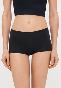 Černé bavlněné hipster kalhotky s hladkým povrchem, elastickým pasem a bez viditelných švů, navržené pro komfort a pokrytí.