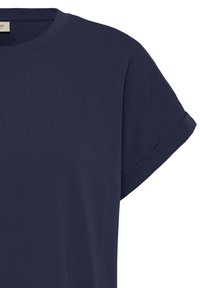 Tumesinine lühikeste varrukatega puuvillane T-särk ümar kaelusega ja volditud varrukate detailiga.