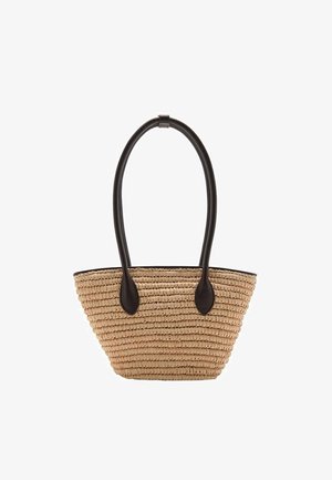Gevlochten strohandtas met zwarte accenten van synthetisch leer, taps toelopende vorm en twee lange handvatten om te dragen. Neutrale beige kleur overal.