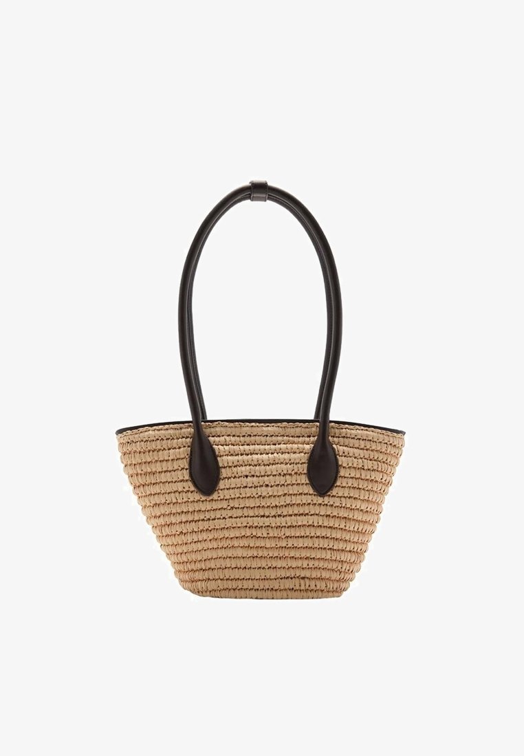Torebka z plecionego słomy z czarnymi akcentami z syntetycznej skóry, o zwężającym się kształcie i dwoma długimi uchwytami do noszenia. Całość w neutralnym beżowym kolorze.