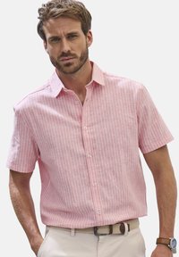 Kurzarm-Hemd mit Knöpfen, pink mit weißen vertikalen Streifen, aus leichtem Stoff, mit klassischem Kragen und normaler Passform.