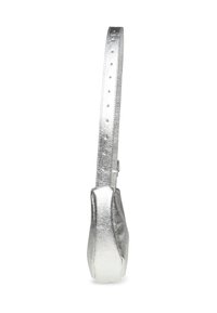 Zilveren metalen schoudertas met gestructureerde afwerking, taps toelopende vorm, verstelbare band met gaten en een kleine, afgeronde bodem.