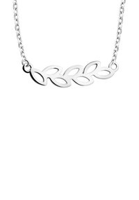 Sølvblad-tema halskæde med en delikat kæde og forlængede bladformer med udskæringer, poleret for en glat overflade.