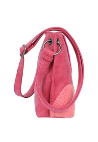 Borsa a tracolla in suede rosa con un'accortezza in tessuto rosa morbido e testurizzato. Presenta una chiusura a coulisse superiore e una tracolla con hardware in metallo.