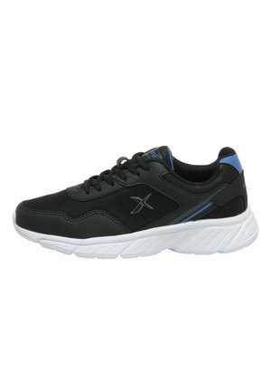Baskets de sport noires avec semelle blanche, accents bleus, lacets et logo latéral, vues du côté extérieur.