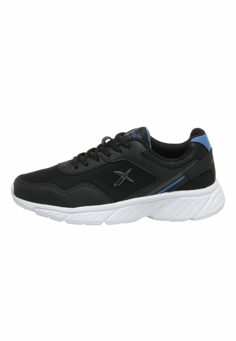 Baskets de sport noires avec semelle blanche, accents bleus, lacets et logo latéral, vues du côté extérieur.