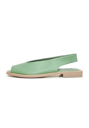 Zelené boty na podpatku z umělé kůže se otevřenou špičkou a nízkým béžovým blokem. Charakterizuje je elegantní design a hladká textura.
